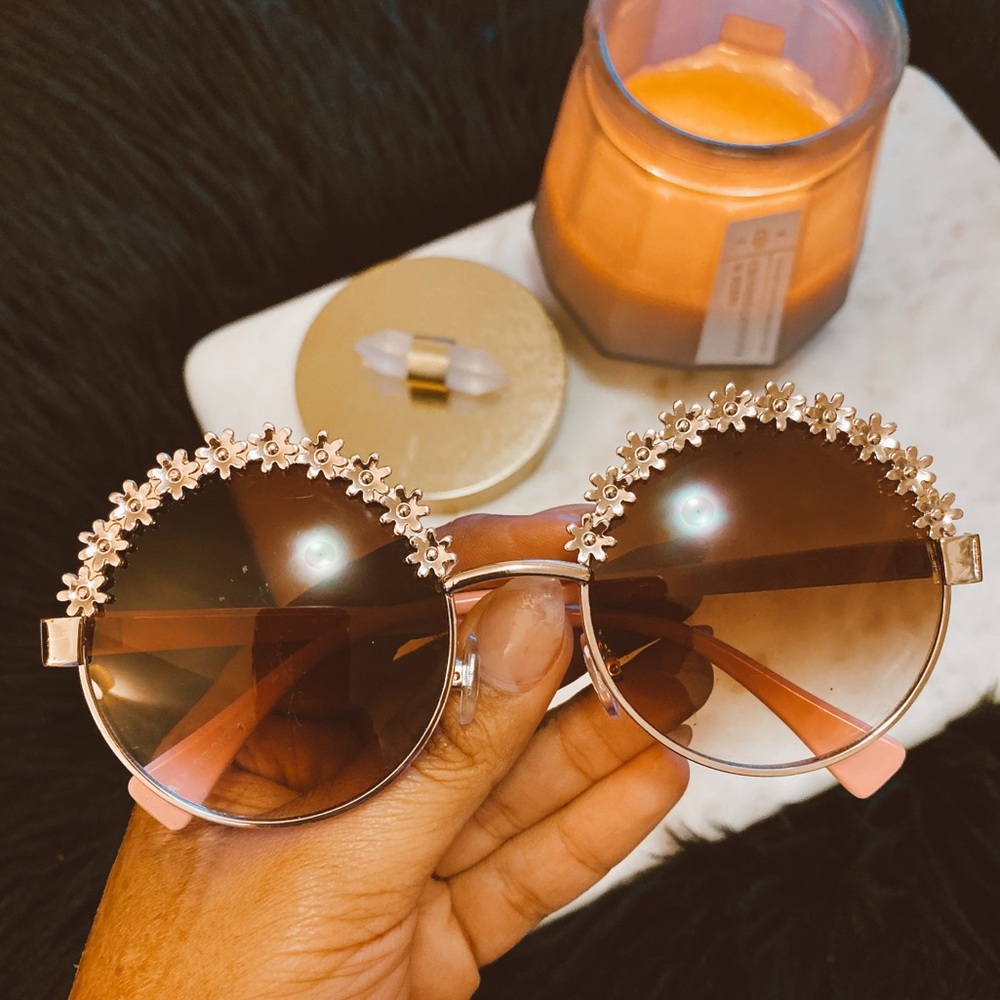 ✨ DAISY TRIM SUNGLASSES ✨
